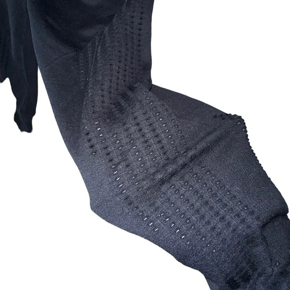 Fabletics M black cropped‎ leggings with mesh panels - Picture 3 of 6